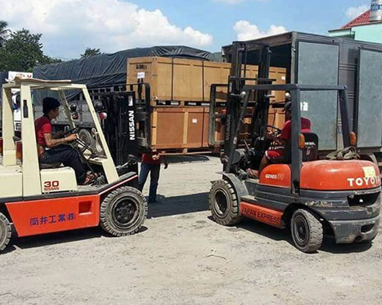 BỐC XẾP HÀNG HÓA BẰNG XE NÂNG, XE CẨU